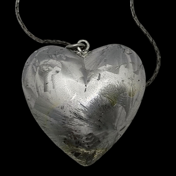 Elegant Silver Heart Pendant Necklace - Picture 4 of 14